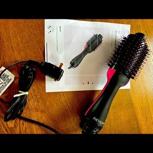 Revlon/ One step volumizer hot air brush/never used